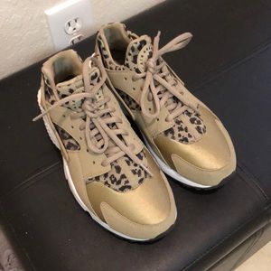 Women’s size 8 leopard print herraches